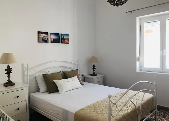 Stylish Home For 6 In Adamas